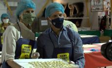 Anolini solidali, volontari al lavoro al Tulipano, Krause tra gli chef e le rezdore "del momento" - Video - Le foto