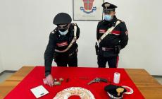 Al parco con alcune dosi, a casa aveva un etto e mezzo di hashish e una pistola rubata: arrestato 31enne