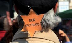 Port&ograve; la figlia minore a fare un finto vaccino, potest&agrave; sospesa
