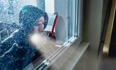 Si sveglia per i rumori e i ladri si danno alla fuga 