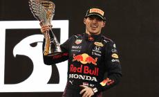 Finale pazzesco, Verstappen campione del mondo all'ultimo giro dopo il dominio di Hamilton. Respinti i ricorsi Mercedes