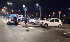 Ubriaco, si schianta contro un palo in un parcheggio: auto sequestrata e patente ritirata