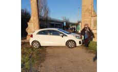 Maleducazione al volante: un parcheggio assurdo sul viottolo pedonale