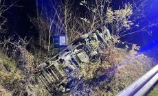 Montechiarugolo, auto si ribalta e finisce in un fosso: guarda le foto