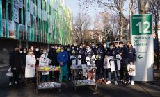 Il Parma calcio torna all'Ospedale dei bambini: carico di doni e di sorrisi - Foto
