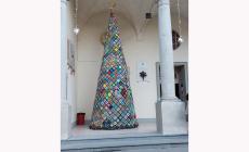 L'albero di Natale? Fatto da tanti quadretti di lana  che saranno venduti per aiutare chi soffre