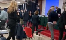 Irruzione di medici no vax all’assemblea dell’Ordine di Roma: insulti e spintoni 