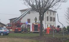 Albareto di Modena, ultraleggero si schianta sul tetto di una casa: morto il pilota
