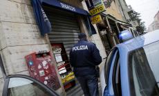 In tre sfondano la vetrina di una tabaccheria di via Garibaldi e scappano: preso un 21enne con la refurtiva