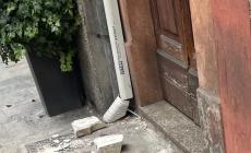 Pezzi di balcone caduti per terra: tragedia sfiorata in via Garibaldi