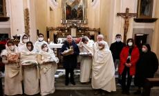 Corniglio, i coristi portano i doni all'altare vestiti da pastori e pastore