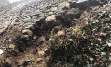 Compiano, crolla il muro di contenimento: chiusa la provinciale in paese