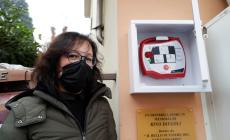 Un defibrillatore per ricordare il tabaccaio Rino