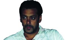 La star di Bollywood Salman Khan morsa tre volte da un serpente