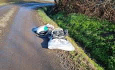 Cartolina da Malandriano con rifiuti abbandonati 