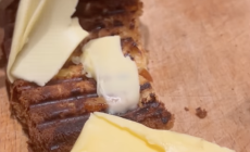 Panettone avanzato grigliato e formaggi francesi: lo chef del Noma fa un sandwich: "Scusate amici italiani"