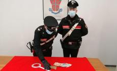 Alla vista dei carabinieri, scappa e getta un panetto di hashish oltre un cancello: arrestato