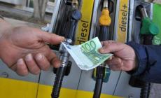 Benzina: il prezzo torna a salire, verde a 1,723 euro al litro