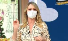 Anna Falchi conduce "I fatti vostri" in mascherina 