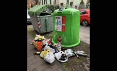"Bottiglie a terra perchè la campana era strapiena. E lì sono rimaste"
