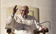 Il Papa: "Le istituzioni semplifichino l'iter per le adozioni"