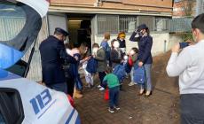 I poliziotti portano calze e dolcetti  ai piccoli ospiti della Comunit&agrave; di via Sidoli  - Foto 