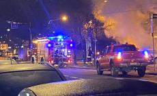 Panico davanti al bowling: auto in fiamme nella notte - Il video