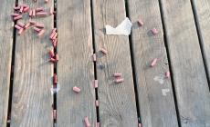 Petardi (molti non eslposi) sul tavolo in legno del parco giochi