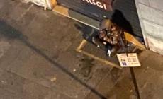 Via Garibaldi: il clochard è di nuovo davanti alla vetrina. Però non ha più materasso e  coperta