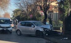 Incidente in via Toscana, un'auto finisce sul marciapiede