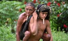 Amazzonia, porta il padre sulle spalle per 12 ore per farlo vaccinare