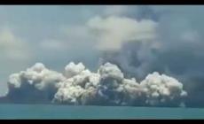Dopo l'eruzione a Tonga,   adesso è allerta tsunami ad ovest degli Usa,  onde a Hawaii  - Guarda il video