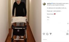 Il dj Gigi D'Agostino posta una foto col deambulatore: "Spero in un po' di pace e forza"