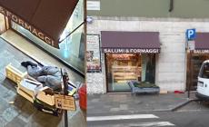 "Nuovi giacigli per il senzatetto di via Garibaldi: prima le cassette, adesso un divano"