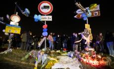 Fiori, pensieri, cuori e una veglia dove le vite di  Martina, Joseph e Renat  sono state spazzate via - Foto