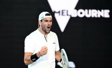 Berrettini piega il giovane asso spagnolo Alcaraz e vola agli ottavi. Fuori Sonego e  la Giorgi