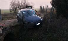 Auto finisce fuori strada in bilico sul ponte a Busseto - Le foto