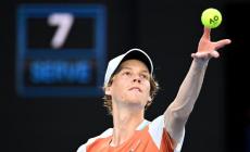 Australia, finisce l'avventura di Sinner: battuto nei quarti da Tsitsipas