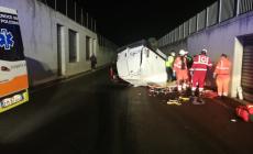 Furgone si ribalta nella notte: grave il conducente