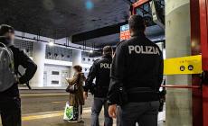 Minorenne parmense minaccia coetanei con una pistola giocattolo in stazione tra i binari: denunciato