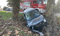 Schianto tra auto a Baccanelli: entrambe finiscono nel fossato. Due feriti:  grave una 25enne - Foto 