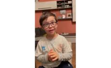 La giornata dei calzini spaiati: Lorenzo spopola sui social  - Video