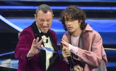 Impazza Fantasanremo, Sangiovanni fa dire "papalina"ad Amadeus 