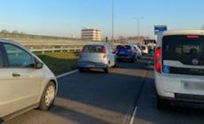 Tamponamento fra due auto, traffico rallentato in via Emilia Ovest