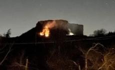Rogo nella notte a Bismantova: in fumo 7.000 metri quadrati di bosco