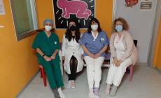Gli operatori degli hub vaccinali che hanno aderito alla giornata dei calzini spaiati- Foto