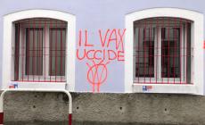 Vandali imbrattano con scritte no vax la sede Pd di via Treves - Foto 