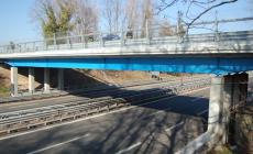 Lanciano un masso di 15 kg da un cavalcavia, due 16enni denunciati
