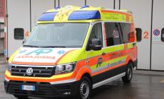 Con l'auto contro un palo in via Fanti d'Italia: 21enne  grave