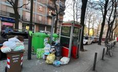 In via La Spezia cresce il "bosco" dei rifiuti - Foto